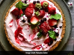 Strawberry Cheesecake: मीठा खाने की हो रही है क्रेविंग तो घर पर झटपट हंग कर्ड के साथ बनाएं स्ट्रॉबेरी चीज़केक, यहां है आसान रेसिपी