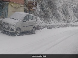 Snowfall In Mussoorie: 'पहाड़ों की रानी' मसूरी में बर्फबारी, सफेद चादर से ढकीं खूबसूरत वादियां Snowfall In Mussoorie: 'पहाड़ों की रानी' मसूरी में बर्फबारी, सफेद चादर से ढकीं खूबसूरत वादियां