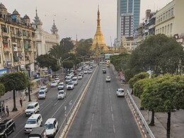 म्यामां में रातभर रहे इंटरनेट ब्लैकआउट के बाद तख्तापलट के खिलाफ सड़क पर उतरे सैकड़ों लोग म्यामां में रातभर रहे इंटरनेट ब्लैकआउट के बाद तख्तापलट के खिलाफ सड़क पर उतरे सैकड़ों लोग