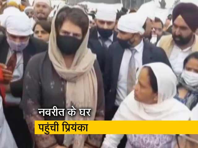 किसान नवरीत सिंह के घर पहुंचीं प्रियंका गांधी