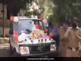 स्निफर डॉग को धूमधाम से दिया गया फेयरवेल, कार के बोनट पर बैठाकर पुलिस वालों ने ऐसे दिया सम्मान - देखें Video स्निफर डॉग को धूमधाम से दिया गया फेयरवेल, कार के बोनट पर बैठाकर पुलिस वालों ने ऐसे दिया सम्मान - देखें Video