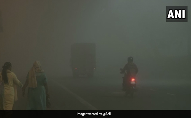Weather Updates: दिल्ली-NCR में छाई कोहरे की मोटी परत, एयर क्वालिटी 'बेहद खराब' 