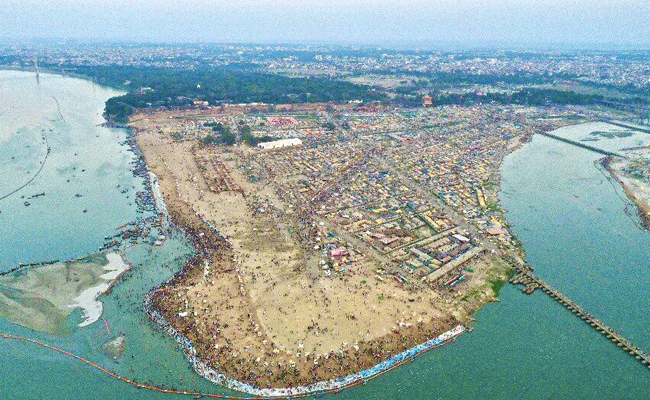 Magh Purnima 2021: तस्वीरों में देखें माघ पूर्णिमा पर प्रयागराज में कैसी उमड़ी भीड़? श्रद्धालुओं पर हो रही पुष्पवर्षा