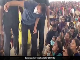 स्टूडेंट का मोबाइल लेकर राहुल गांधी ने ली Selfie, देखकर चीखने लगीं लड़कियां, दिखा ऐसा Craze - देखें Video स्टूडेंट का मोबाइल लेकर राहुल गांधी ने ली Selfie, देखकर चीखने लगीं लड़कियां, दिखा ऐसा Craze - देखें Video