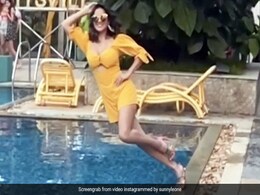 सनी लियोन ने स्टाइलिश पोज देते हुए पूल में लगा दी छलांग, देखें मजेदार Video सनी लियोन ने स्टाइलिश पोज देते हुए पूल में लगा दी छलांग, देखें मजेदार Video