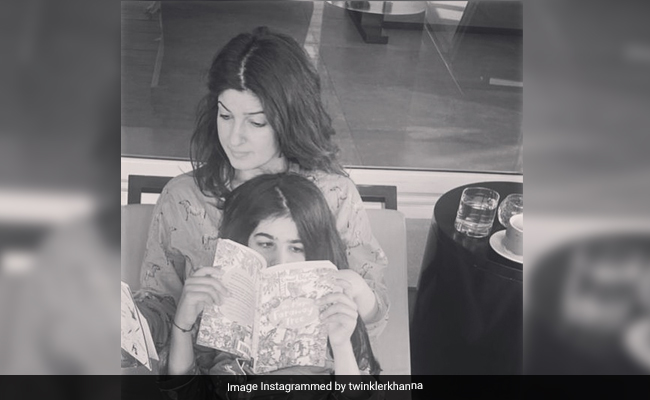 Twinkle Khanna ने नितारा को दिया टारगेट, बोलीं- रोज पढ़ने हैं किताब के 25 पन्ने तो बेटी ने पूछ लिया यह मुश्किल सवाल