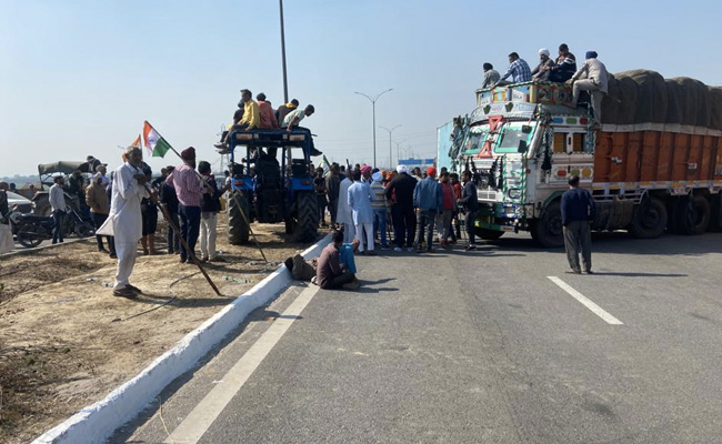 चक्का जाम सफल होने पर किसानों ने ली राहत की सांस, जाम में फंसे लोगों को खिलाया खाना