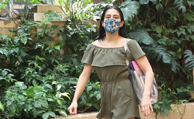 Sara Ali Khan's Reply To A Paparazzo Who Asked Her To Remove The Mask