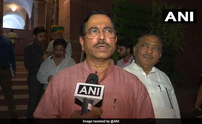 "People Have Stripped Off Their <i>Chaddis</i>": Union Minister to Congress