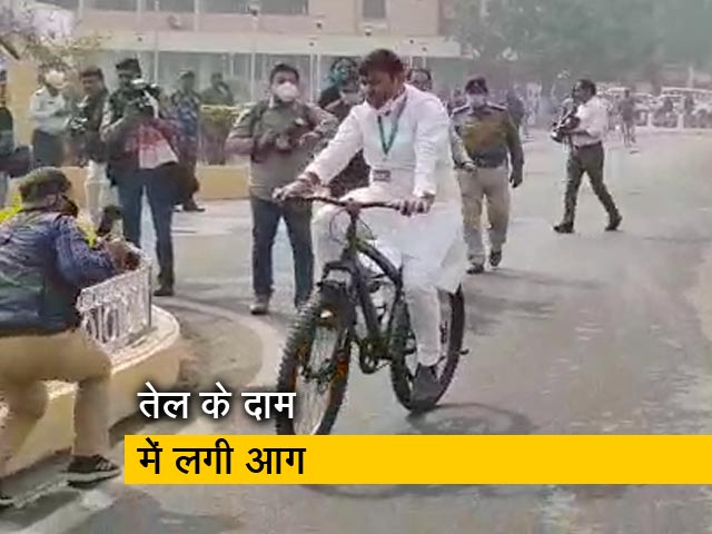 बिहार: पेट्रोल, डीजल की कीमतों पर प्रदर्शन, RJD के 2 विधायक साइकिल से पहुंचे विधानसभा