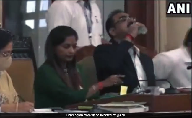 बजट पेश किए जाने के दौरान BMC के ज्वाइंट कमिश्नर ने पानी की जगह पी लिया हैंड सैनिटाइजर - देखें Viral Video