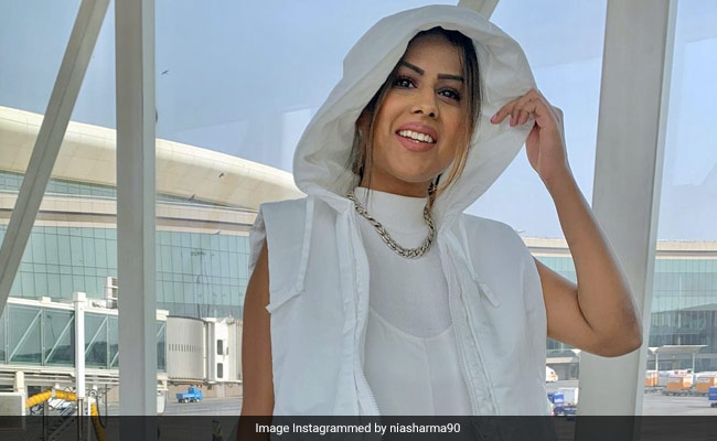 निया शर्मा अपने खास दोस्त के साथ एयरपोर्ट पर हुईं स्पॉट, कैमरा देखते यूं दिया रिएक्शन