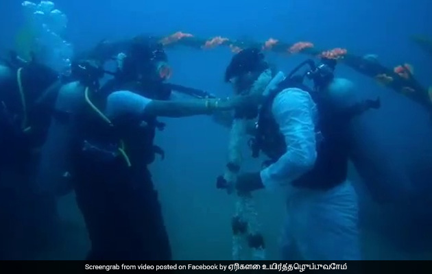 इंजीनियर ने समुद्र के अंदर रचाई शादी, साड़ी पहन दुल्हन ने पानी के अंदर ऐसे पहनाई दूल्हे को वरमाला - देखें Video