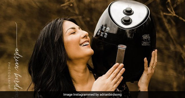 महिला को Air Fryer से हुआ प्यार, तो पति ने खुद किया पत्नी का रोमांटिक Photoshoot - देखें Photos