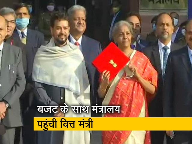 वित्त मंत्रालय पहुंचीं निर्मला सीतारमण, हाथ में लाल रंग के कवर से ढंका बजट