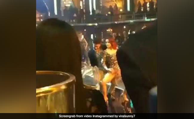 Viral: Aamir Khan Dancing With Elli Avram On <i>Koi Jaane Na</i> Set