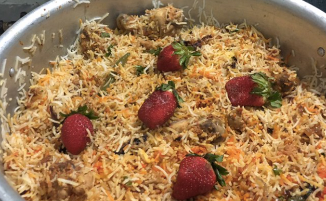 स्ट्रॉबेरी बिरयानी? पाकिस्तानी व्यक्ति की अजीब रेसिपी इंटरनेट पर हुई वायरल