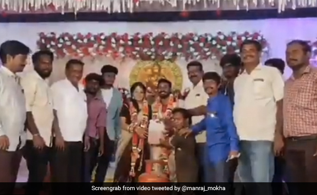 शादी में दोस्तों ने दिया ऐसा गिफ्ट, देखते ही स्टेज पर हंसी रोक नहीं पाई दुल्हन, फिर हुए कुछ ऐसा - देखें Video