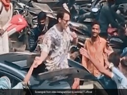 आसिम रियाज संग सेल्फी लेने के लिए उमड़ी भीड़, एक्टर ने गाड़ी से निकल यूं किया रिएक्ट- देखें Video आसिम रियाज संग सेल्फी लेने के लिए उमड़ी भीड़, एक्टर ने गाड़ी से निकल यूं किया रिएक्ट- देखें Video