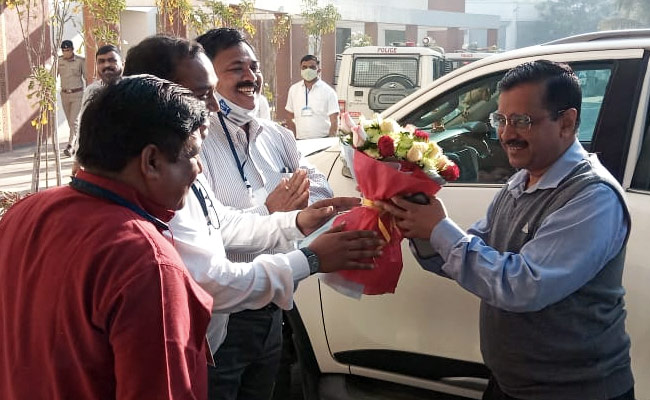 'आप' प्रमुख अरविंद केजरीवाल ने सूरत में किया रोड शो, कहा-गुजरात के लोग दोनों पार्टियों से तंग हो गए