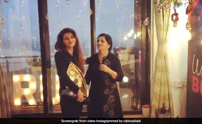 Rubina Dilaik बिग बॉस की ट्रॉफी लेकर पहुंचीं घर तो 'बॉस लेडी' का यूं हुआ ग्रैंड वेलकम...देखें Video