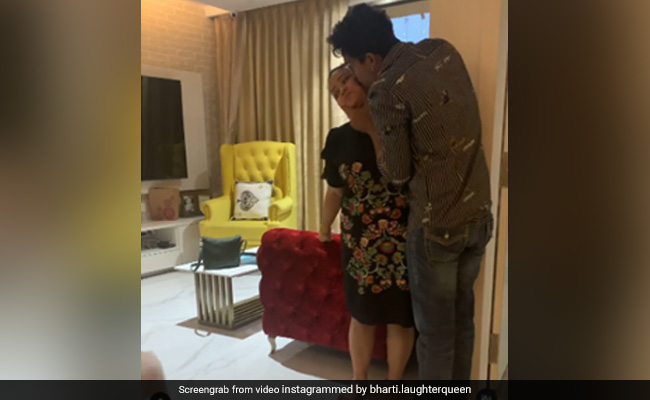 हर्ष लिम्बाच्या डॉगी के सामने पत्नी को करने लगे किस, भारती सिंह बोलीं-  जलन बहुत बड़ी बात...