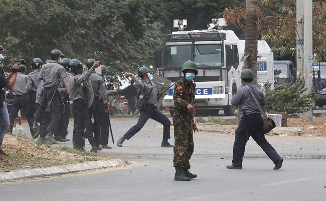 म्यांमार : विद्रोहियों के छिपने की सूचना पर सेना ने गांव पर किया एयरस्ट्राइक, बच्चों समेत करीब 100 की मौत