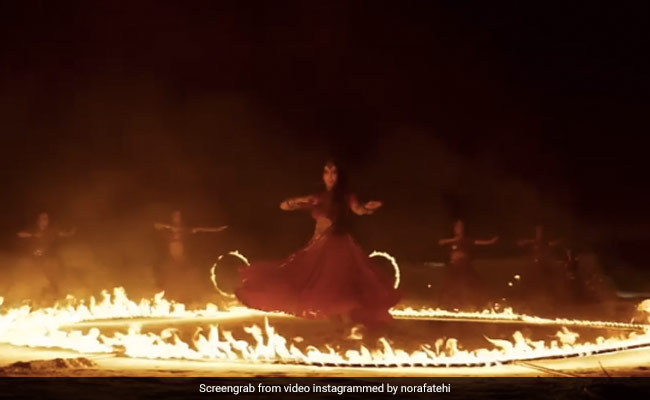 Nora Fatehi ने 'छोड़ देंगे' सॉन्ग पर आग के बीच यूं झूमकर किया डांस, Video खूब हो रहा है वायरल