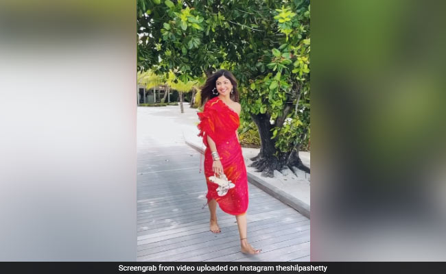 Shilpa Shetty का रेड आउटफिट में दिखा ग्लैमरस अंदाज, Video में Beach पर दौड़ती आईं नजर