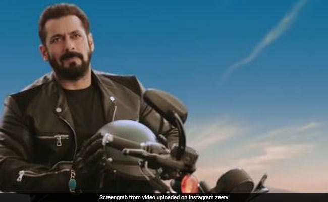 Salman Khan ने तूफानी रफ्तार में दौड़ाई मोटरसाइकिल, फिर रोककर किया यह ऐलान- देखें Video