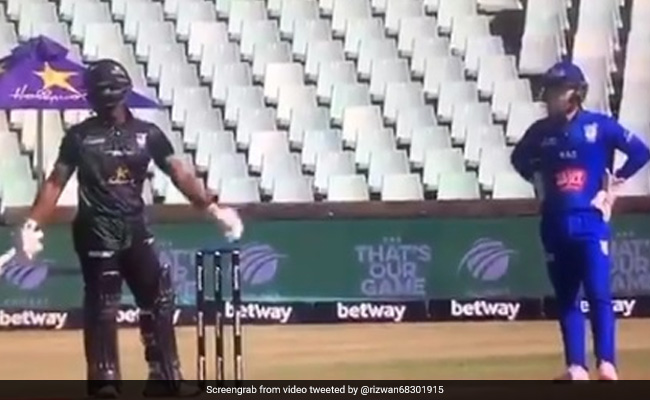 लाइव मैच में दिखा अनोखा नजारा, दाएं हाथ के बल्लेबाज ने की बाएं हाथ से बल्लेबाजी.. वायरल हुआ Video