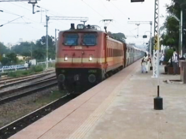 रेलवे ने 'अनावश्यक यात्रा' रोकने के लिए बढ़ाया किराया तो Richa Chadha बोलीं- खाने का दाम इसलिए बढ़ रहा है...