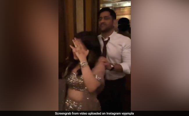 कैप्टन कूल धोनी ने पत्नी को पीछे से पकड़ा तो साक्षी करने लगी डांस... देखें Video