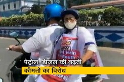 देश प्रदेश : सियासी घमासान के बीच ममता बनर्जी की ई स्कूटर पर सवारी देश प्रदेश : सियासी घमासान के बीच ममता बनर्जी की ई स्कूटर पर सवारी