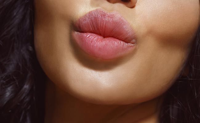 Kiss Day 2021: Kiss Your Bae Endlessly With These Transfer-Proof Lipsticks
