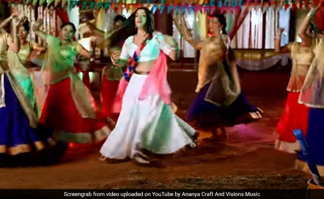 Amrapali Dubey का 'होलिया में लागे बड़ी डर' भोजपुरी गाने पर लाजवाब डांस, बार-बार देखा जा रहा Video