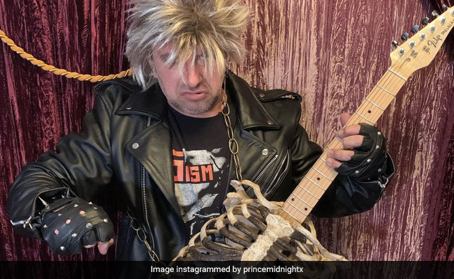 शख्स ने अनोखे अंदाज़ में अंकल को दी श्रद्धांजलि, उनके कंकाल से बना डाला गिटार - देखें Video