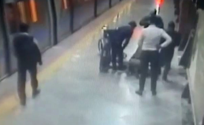 Security Personnel Saves Life Of Delhi Metro Commuter