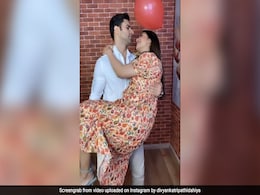दिव्यांका त्रिपाठी के पति विवेक दहिया ने इस खास अंदाज में किया प्यार का इजहार, देखें Valentine's Day Video दिव्यांका त्रिपाठी के पति विवेक दहिया ने इस खास अंदाज में किया प्यार का इजहार, देखें Valentine's Day Video