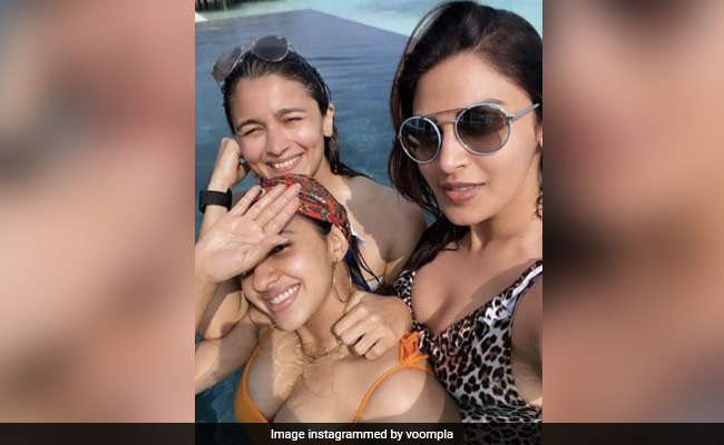 आलिया भट्ट गर्ल गैंग के साथ छुट्टियां कर रहीं हैं एंजॉय, वायरल हो रही हैं स्विमिंग पूल Photos