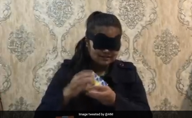 आंख पर पट्टी बांधकर रुबिक्स क्यूब सुलझा लेती हैं 13 साल की तनिष्का, बना चुकी हैं कई रिकॉर्ड - देखें Video
