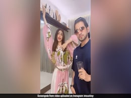 Mouni Roy ने दोस्त के साथ Piya Piya गाने पर किया धमाकेदार डांस, देखें Video Mouni Roy ने दोस्त के साथ Piya Piya गाने पर किया धमाकेदार डांस, देखें Video
