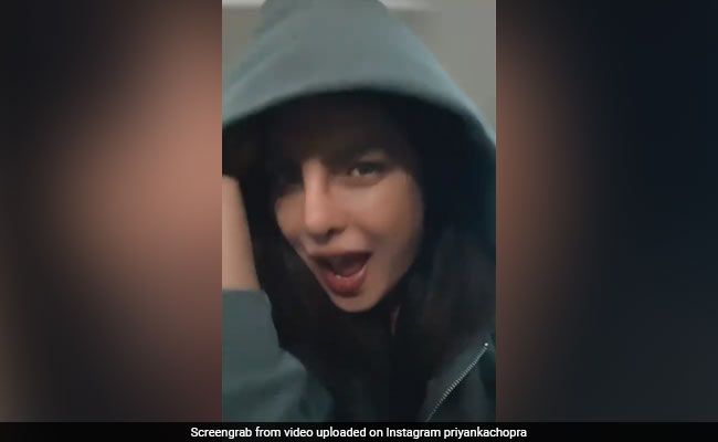 Priyanka Chopra कार में बैठकर लगी गाना गाने, लुक पहचानना हुआ मुश्किल...देखें Video