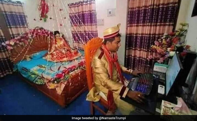 शादी की रात इंतजार कर रही थी दुल्हन, दूल्हा कंप्यूटर पर अपलोड कर रहा था फोटो, बोला- होल्ड ऑन बेब... देखें Viral Photo