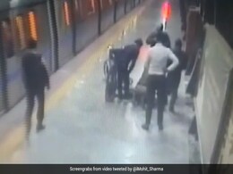 मेट्रो स्टेशन पर CPR देकर महिला कॉन्टेबल ने बचाई शख्स की जान, कैमरे में देखकर मदद के लिए पहुंची - देखें Video मेट्रो स्टेशन पर CPR देकर महिला कॉन्टेबल ने बचाई शख्स की जान, कैमरे में देखकर मदद के लिए पहुंची - देखें Video