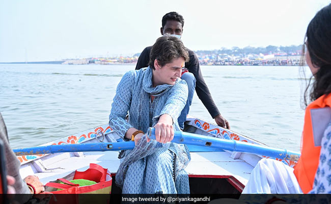 Priyanka Gandhi ने स्नान के बाद संगम में खुद चलाई नाव, बोलीं- पूरी हुई  कामना - देखें Video