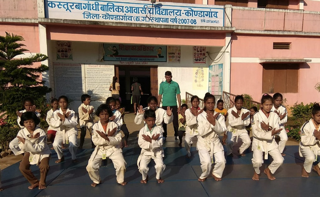 छत्तीसगढ़: ITBP की अनोखी पहल, बच्चों को जूडो प्रशिक्षण दे रहे हैं जवान, अब तक जीत चुके हैं 112 मेडल