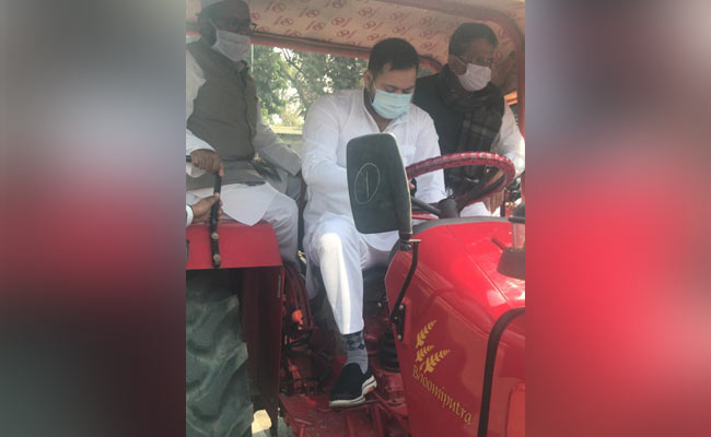 किसान आंदोलन : ट्रैक्टर चलाकर विधानसभा पहुंचे तेजस्वी, बोले- अन्नदाताओं की नहीं सुन रही सरकार