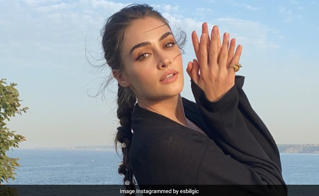 Ertugrul फेम एसरा बिल्जिक ने कराया फोटोशूट, यूं स्टाइलिश अंदाज में नजर आईं 'हलीमे सुल्तान'- देखें Video