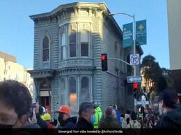 सड़क पर 'चलता' दिखा 139 साल पुराना 80 फुट का घर, जिसने भी देखा उड़ गए उसके होश - वायरल हुआ Video सड़क पर 'चलता' दिखा 139 साल पुराना 80 फुट का घर, जिसने भी देखा उड़ गए उसके होश - वायरल हुआ Video